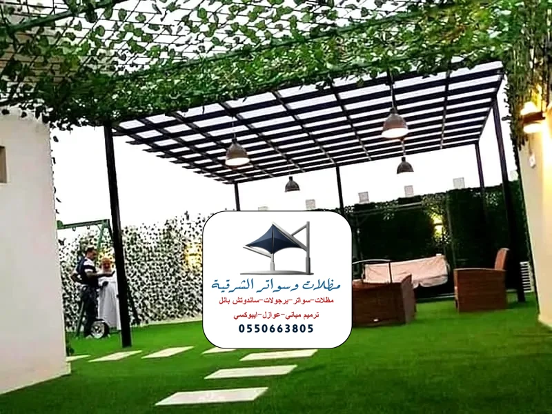 برجولات خشبية مع نباتات متسلقة الخبر